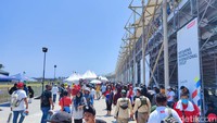 Suasana penuh masyarakat saat hendak menonton MotoGP Mandalika 2023. (Foto: M Luthfi Andika/detikOto)