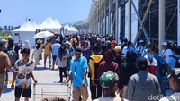 Catatan lain yang tidak kalah penting, mahalnya harga makanan dan minuman yang dijual di sekitaran sirkuit. Contoh sederhananya saat air mineral dengan ukuran 600 ml dijual Rp 20.000, dan makanan nasi kotak dengan lauk, ikan 2 potong kecil, daging ayam 2 potong, capcay tidak segar sedikit, 1 buah jeruk, dihargai Rp 150.000. (Foto: M Luthfi Andika/detikOto)