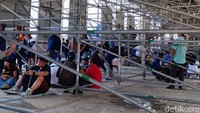 Banyak penotonton MotoGP Mandalika 2023 berteduh di bawah paddcock Granstand A dan B. (Foto: M Luthfi Andika/detikOto)