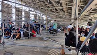 Hal menarik yang sayang dilewatkan ialah saking membludaknya serta panas yang begitu menyengat, banyak penonton International MotoGP Pertamina Grand Prix of Indonesia 2023 memilih untuk menonton secara langsung di bawah kolong Grandstand atau tribun. (Foto: M Luthfi Andika/detikOto)