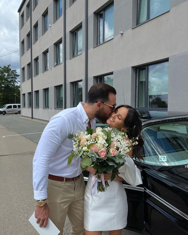 Sering mengunggah konten bertema kekayaan, tentu banyak orang yang berkomentar nyinyir dan menuduhnya mata duitan. Tentunya bukan karena cinta, Hanya lapar dengan uang, Kamu memamerkan hal-hal rendahan di negara yang religius, tulis netizen. Foto: TikTok/Instagram Sofia Kralow