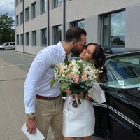 Sering mengunggah konten bertema kekayaan, tentu banyak orang yang berkomentar nyinyir dan menuduhnya mata duitan. Tentunya bukan karena cinta, Hanya lapar dengan uang, Kamu memamerkan hal-hal rendahan di negara yang religius, tulis netizen. Foto: TikTok/Instagram Sofia Kralow