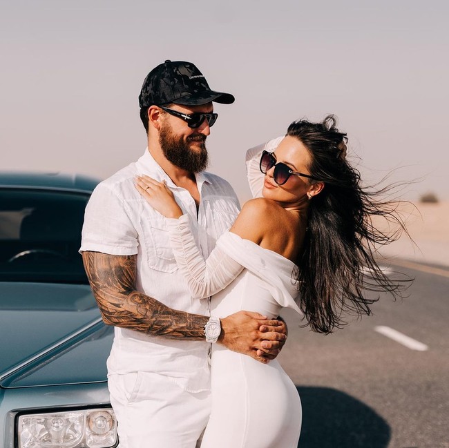 Sofia sendiri tampak tidak keberatan dengan komentar netizen dan dengan bangga menyebut diri sebagai gold digger ketika ditanya mengenai profesinya. Foto: TikTok/Instagram Sofia Kralow