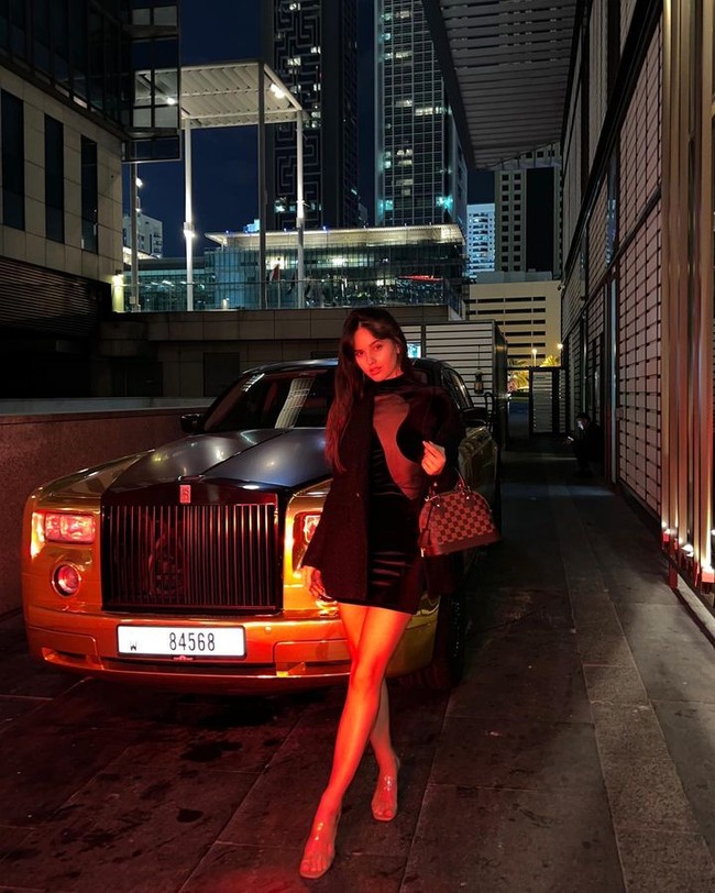 Sofia juga suka memamerkan bagaimana sang suami selalu membelikan dan membawakan belanjaannya hingga menghadiahkan mobil mewah baru. Ia pun disebut sebagai istri Dubai terkaya di TikTok dan tidak malu dengan julukan tersebut. Foto: TikTok/Instagram Sofia Kralow