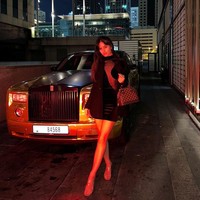 Sofia juga suka memamerkan bagaimana sang suami selalu membelikan dan membawakan belanjaannya hingga menghadiahkan mobil mewah baru. Ia pun disebut sebagai istri Dubai terkaya di TikTok dan tidak malu dengan julukan tersebut. Foto: TikTok/Instagram Sofia Kralow