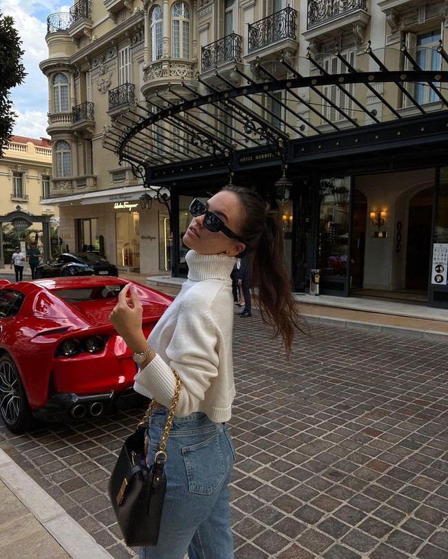 Karena tulisannya tersebut, Sofia dianggap berpikiran dangkal. Banyak sesama wanita yang tidak setuju dengan cara pikir. Jadi kita akan kembali ke 100 tahun lalu dan bergantung dari gaji suami? Hubungan tidak selalu tentang uang tapi bekerja keras untuk mencapai tujuan bersama tidak harus menurunkan standar, Wanita sepertimu dangkal, selalu berpikir tentang materi, tulis netizen.  Foto: TikTok/Instagram Sofia Kralow