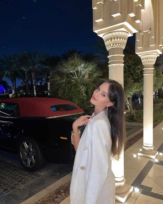 Sofia Kralow jadi sorotan karena konten-kontennya yang sering mengumbar kekayaan. Ia sendiri mengaku sebagai istri dari seorang miliuner Dubai yang kerap dimanjakan dengan fasilitas mewah. Foto: TikTok/Instagram Sofia Kralow