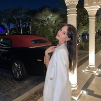 Sofia Kralow jadi sorotan karena konten-kontennya yang sering mengumbar kekayaan. Ia sendiri mengaku sebagai istri dari seorang miliuner Dubai yang kerap dimanjakan dengan fasilitas mewah. Foto: TikTok/Instagram Sofia Kralow