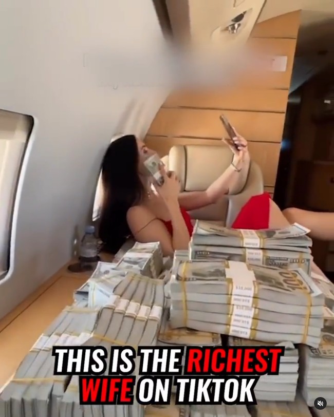 Di tengah kontennya yang memamerkan harta, baru-baru ini Sofia menjadi kontroversi karena saran cintanya kepada follower. Dalam video yang memperlihatkan tumpukan uang tunai, tas Saint Laurent, dan mobil Lamborghini, ia menulis, Pengingat harian untuk tidak pernah berkencan dengan pria miskin,  Foto: TikTok/Instagram Sofia Kralow