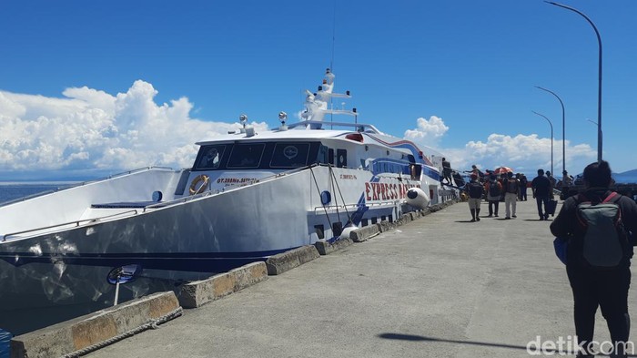 Penumpang di Pelabuhan Waisai-Sorong, Papua Barat.