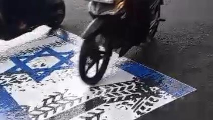 Stiker mirip Bendera Israel ditempel di aspal dekat Balai Kota Malang.