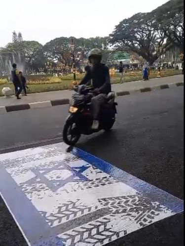 Stiker mirip Bendera Israel ditempel di aspal dekat Balai Kota Malang.