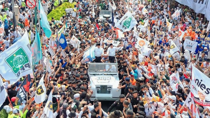 Suasana di depan Kantor KPU RI saat Anies dan Cak Imin mendaftar sebagai capres dan cawapres.