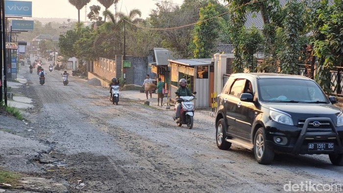 Suasana Jalan Karangjati, Pedukuhan Gendeng, Kalurahan Bangunjiwo, Kapanewon Kasihan, Kabupaten Bantul, Kamis (19/10/2023).