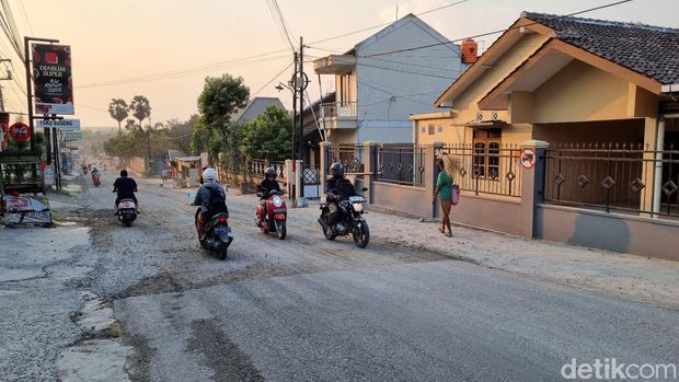 Suasana Jalan Karangjati, Pedukuhan Gendeng, Kalurahan Bangunjiwo, Kapanewon Kasihan, Kabupaten Bantul, Kamis (19/10/2023).