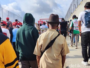 Sisi Lain Mandalika 2023, Lokasi Masih Bertanah hingga Penonton Bersarung
