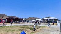 Begitu juga dengan suasana stand makanan UMKM yang juga berada di belakang Grandstand A dan B, bisa dipastikan sangat sedikit tenda tempat untuk makan, sehingga bisa dipastikan siapapun yang berada di sana akan merasa tidak nyaman. (Foto: M Luthfi Andika/detikOto)