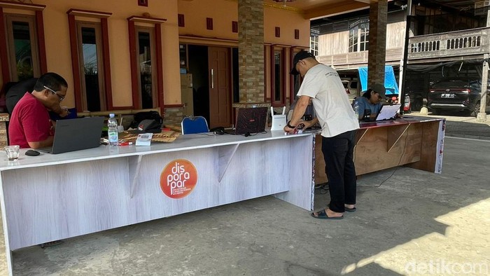 Suasana penukaran tiket PSM Makassar Vs Arema FC di sekitar Stadion Gelora BJ Habibie, Parepare, Sulsel.