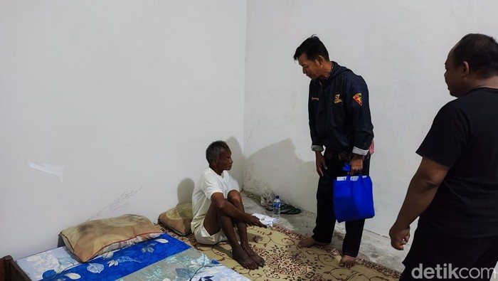 Sunaryo saat menjemput Tikno di Rumah Persinggahan Sementara Welas Asih, Gunungkidul, Kamis (19/10/2023) malam.