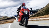 Selain itu, tak ada yang baru dari Suzuki Hayabusa 25th Anniversary Edition. Kuda besi itu masih menggunakan mesin yang telah diadopsi sejak 2021, yakni berkapasitas 1.340cc inline empat silinder dengan muntahan tenaga 190 dk dan torsi 111 lb-ft. Foto: Doc. Suzuki