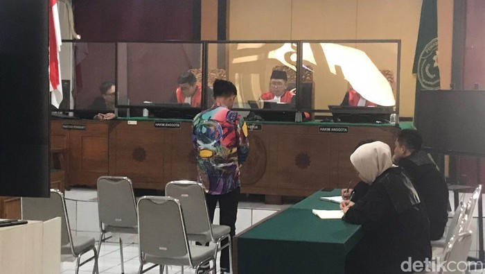 Terdakwa Robinson Saalino mendengarkan amar putusan yang dibacakan Majelis hakim di PN Jogja, Kamis (19/10).