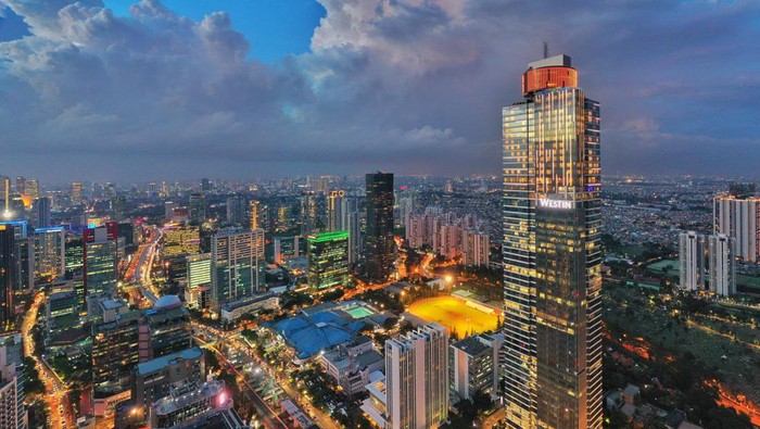 The Westin Jakarta dikenal sebagai hotel tertinggi di Indonesia dengan ketinggian mencapai 285,5 meter. Hotel memiliki 255 kamar dengan pemandangan kota indah.