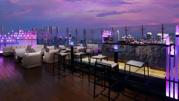 The Westin Jakarta dikenal sebagai hotel tertinggi di Indonesia dengan ketinggian mencapai 285,5 meter. Hotel memiliki 255 kamar dengan pemandangan kota indah.