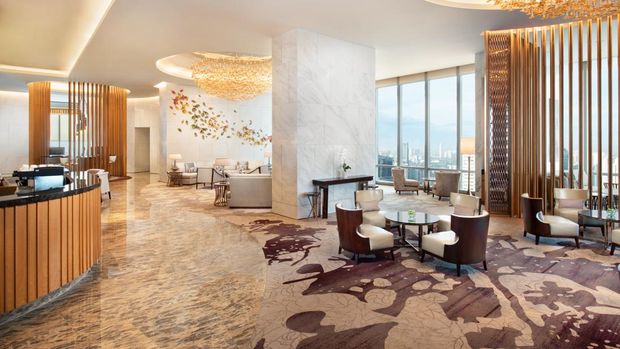 The Westin Jakarta dikenal sebagai hotel tertinggi di Indonesia dengan ketinggian mencapai 285,5 meter. Hotel memiliki 255 kamar dengan pemandangan kota indah.