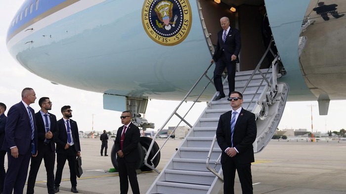 Tiba di Israel, Joe Biden Langsung Peluk Netanyahu President Joe Biden is greeted by Israeli Prime Minister Benjamin Netanyahu after arriving at Ben Gurion International Airport, Wednesday, Oct. 18, 2023, in Tel Aviv. (AP Photo/Evan Vucci)