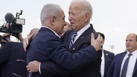 Pelukan ini disebut sebagai bentuk dukungan Joe Biden kepada Benjamin Netanyahu. (AP Photo/Evan Vucci)  