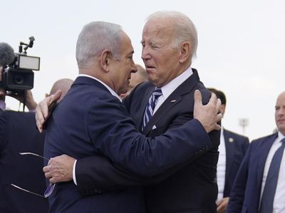 Tiba di Israel, Joe Biden Langsung Peluk Netanyahu