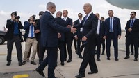 Begitu tiba di Israel, Presiden Amerika Serikat Joe Biden langsung disambut Perdana Menteri Israel Benjamin Netanyahu. (AP Photo/Evan Vucci)  