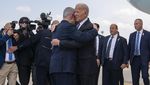 Tiba di Israel, Joe Biden Langsung Peluk Netanyahu