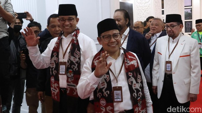 Anies Baswedan dan Muhaimin Iskandar tiba di gedung KPU. Mereka akan mendaftar sebagai pasangan calon presiden dan calon wakil presiden. Pantauan detikcom, Kamis (19/10/2023), Anies dan Imin tiba di gedung KPU sekitar pukul 09.40 WIB.