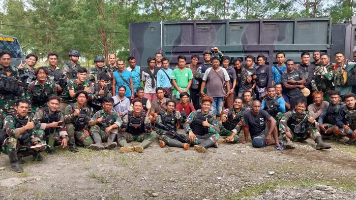 Tim Gabungan TNI Evakuasi 21 Warga dari Serangan KST Papua (dok.ist)