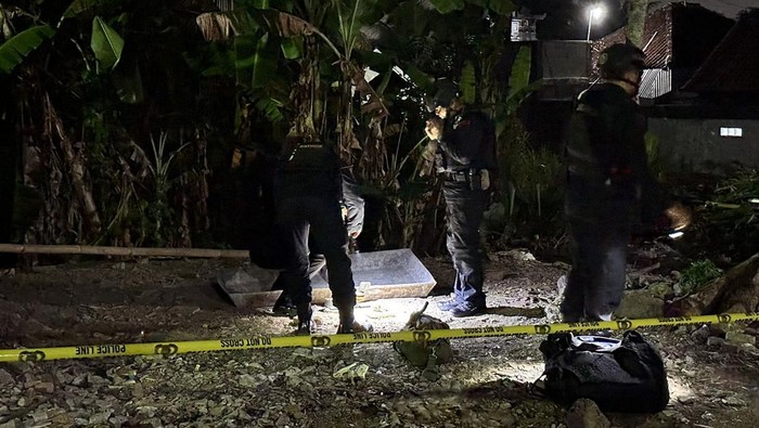 Tim Jibom Satbrimob Polda Bali mengamankan granat yang semula dikira batu oleh bocah SMP di Banjar Celuk, Desa Denbantas, Kecamatan Tabanan, Rabu (19/10/2023) malam. (Humas Polres Tabanan)