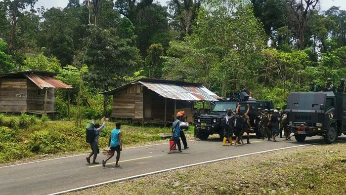 TNI berhasil mengevakuasi 21 warga korban Kelompok Separatis Teroris (KST) Papua, Mereka diselamatkan dari Kali Ei Kab Yahukimo.