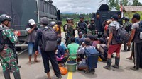 Hari ini Tim Gabungan yang dipimpin Mayor Mar Hariono, terdiri dari Satgas Yonif 7 Marinir dan Kodim 1715/YHK di bawah kendali Dansatgas Yonmar 7 Letkol Mar Alex Zulkarnaen, melakukan pengejaran dan penyisiran serta berhasil mengevakuasi 21 warga masyarakat yang ada di Kali Ei Kab Yahukimo Provinsi Papua Pegunungan, Rabu (18/10/2023).    