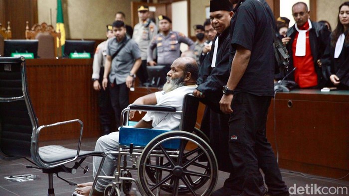 Mantan Gubernur Papua Lukas Enembe divonis hukuman penjara. Hakim menyatakan Lukas terbukti bersalah di kasus suap dan gratifikasi.