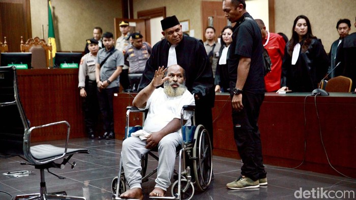 Tok! Lukas Enembe Divonis 8 Tahun Penjara Mantan Gubernur Papua Lukas Enembe divonis hukuman penjara. Hakim menyatakan Lukas terbukti bersalah di kasus suap dan gratifikasi.