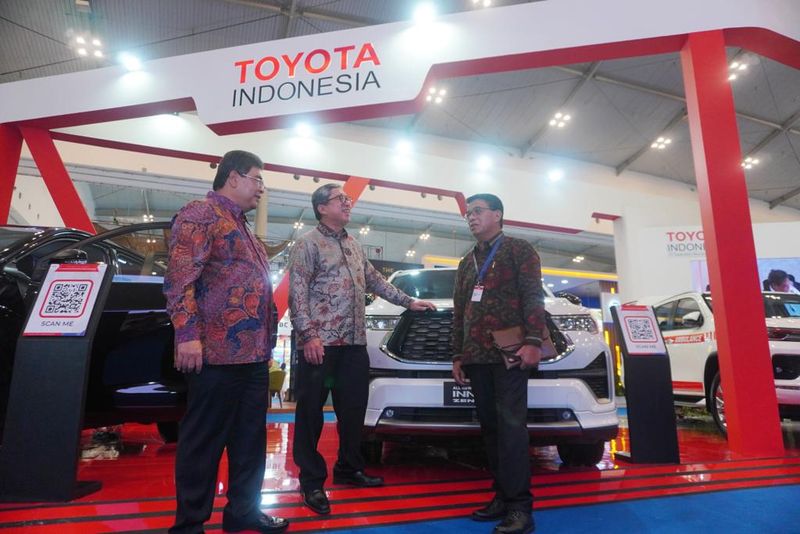 Duta Besar Indonesia untuk Bahrain Ardi Hermawan (kanan) tengah berbincang dengan Presiden Direktur PT Toyota Motor Manufacturing Indonesia (TMMIN) Nandi Julyanto (tengah) dan Wakil Presiden Direktur TMMIN Bob Azam (kiri) di depan booth  Toyota Indonesia pada acara pembukaan Trade Expo Indonesia (TEI) 2023 yang berlangsung di ICE BSD City Tangerang, Rabu (18/10).