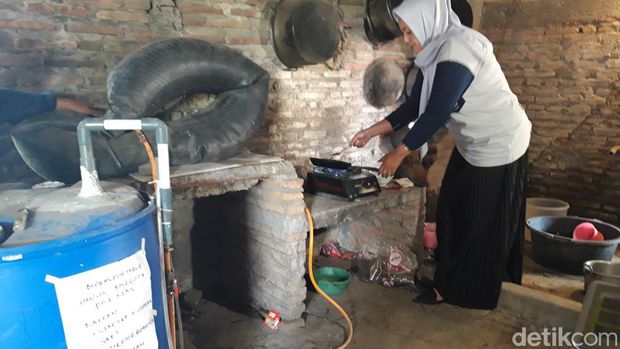 Warga Dukuh Turibang, Desa Sobokerto, Kecamatan Ngemplak, Kabupaten Boyolali, memanfaatkan eceng gondok Waduk Cengklik untuk biogas. Foto diunggah pada Kamis (19/10/2023).