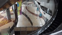 Sayangnya, saat menelisik ke area yang viral di media sosial, tak ada sama sekali orang yang bermain badminton di sana. Lokasi yang ada di video tersebut terletak di lower ground mall, tepatnya di area hall.
