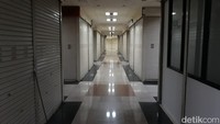 Penasaran dengan kondisi tersebut, detikcom mencoba mendatangi sendiri lokasi itu pada Kamis (19/10/2023) ini. Pada pantauan mulai mal buka sekitar pukul 10.00 WIB pagi hingga 16.00 WIB, kondisi mal ini memang sepi pengunjung. Hanya ada beberapa toko saja yang buka, sedangkan sisanya tertutup rapat dengan rolling door.
