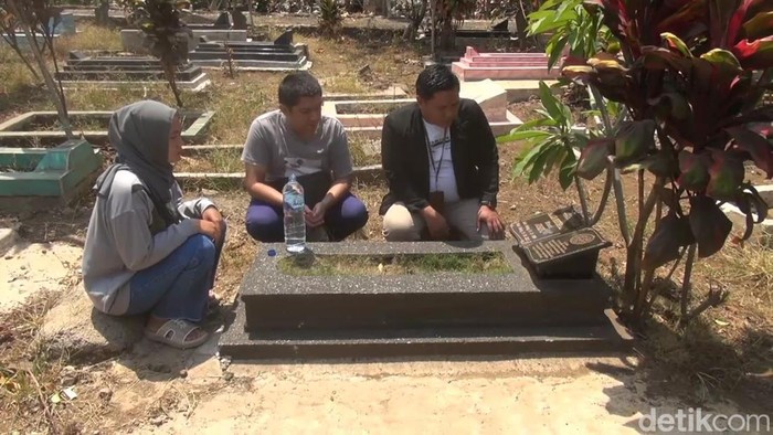 Youries datangi makam ibu dan adiknya, Tuti dan Amel.