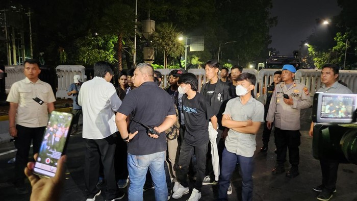 Polisi melepaskan 12 orang massa aksi yang sempat diamankan saat akan berdemonstrasi di Patung Kuda, Jakarta Pusat. 12 orang itu berasal dari kalangan mahasiswa.