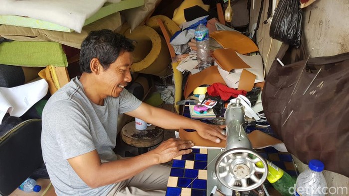Abbas Friatna (61) merupakan pemilik Padaringan Jok yang berlokasi di Jalan Tubagus Ismail Raya, Sekeloa, Coblong