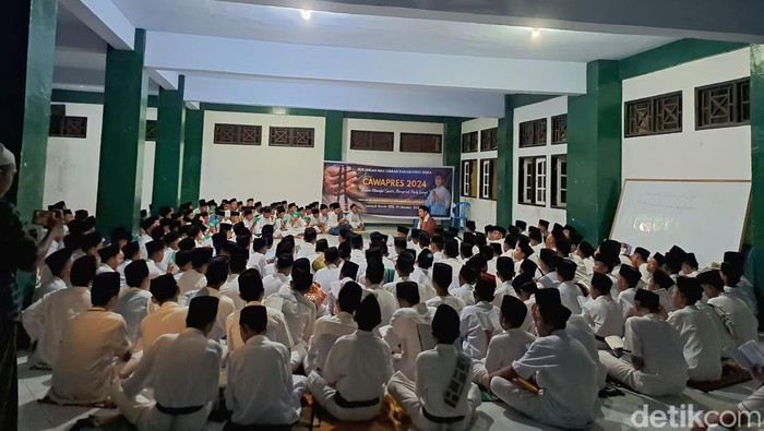 Acara malam munajat santri, mengetuk pintu langit dukungan terhadap Gibran di Pondok Pesantren (Ponpes) Munazalan Mubarokan di Kecamatan Narmada, Lombok Barat, NTB, Jumat (20/10/2023). (Helmy Akbar/detikBali)