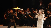 Penampilan Memes dalam konser A Family Symphony yang digelar di Concert Hall Ciputra Artpreneur Theatre Mega Kuningan, Jakarta Selatan, Kamis (19/10/2023). 
