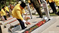 Prosesi ziarah dan tabur bunga dimulai pukul 08.45 WIB.